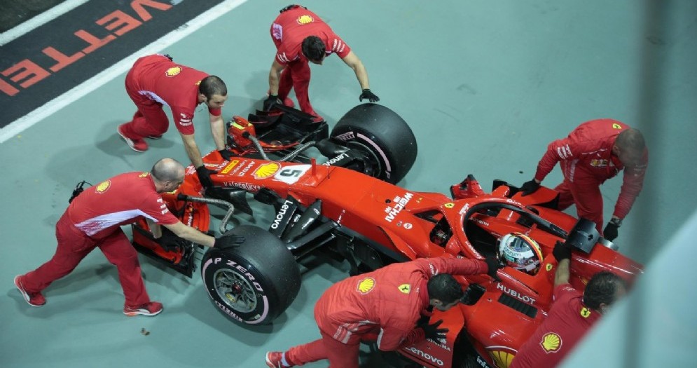 Meccanici Ferrari in azione