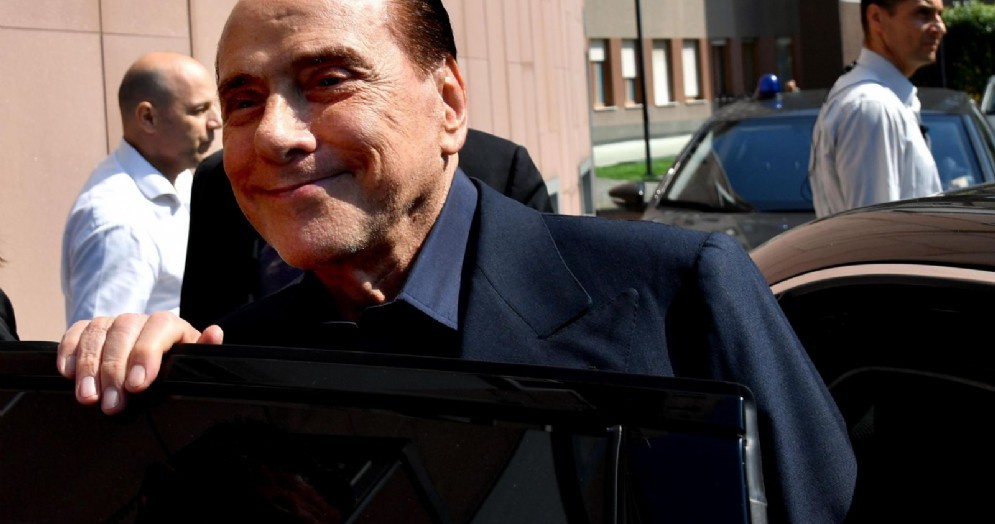 Il leader di Forza Italia, Silvio Berlusconi, all'uscita dall'ospedale San Raffaele