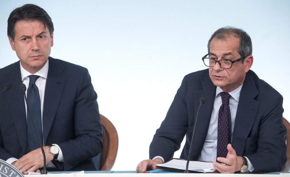 Il premier Giuseppe Conte e il ministro dell'Economia e delle Finanze Giovanni Tria