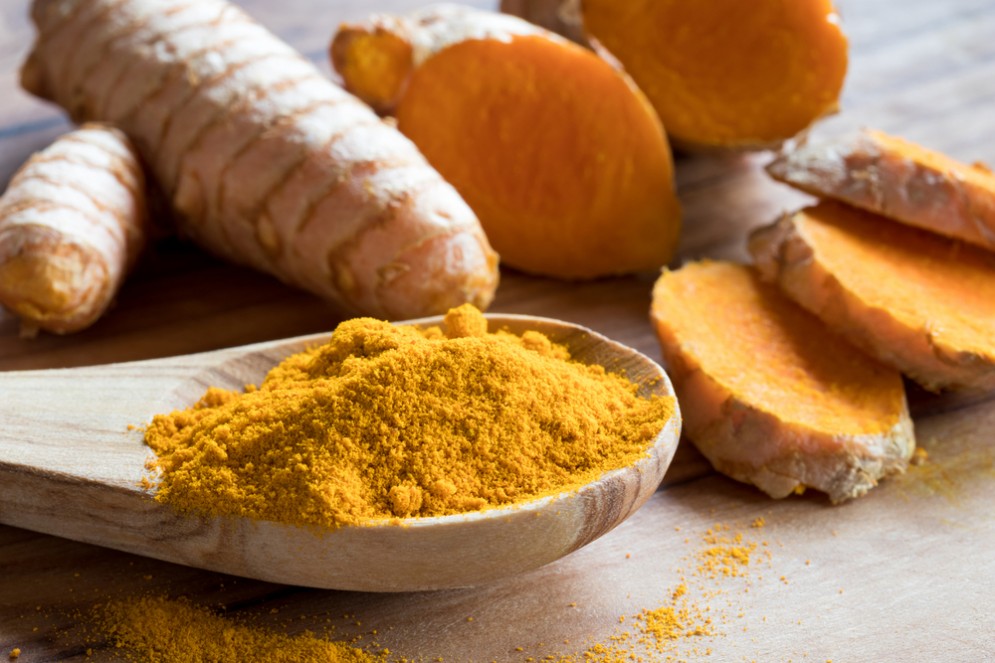 Donna si ammala di epatite dopo aver assunto la curcuma