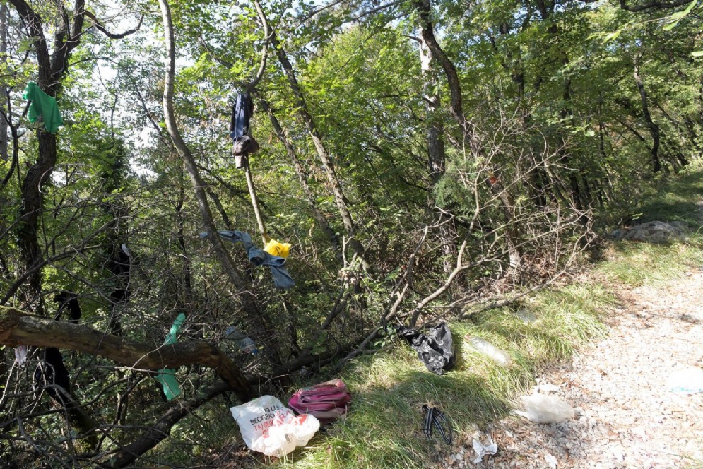 Vestiti dei migranti abbandonati nel bosco di San Dorligo