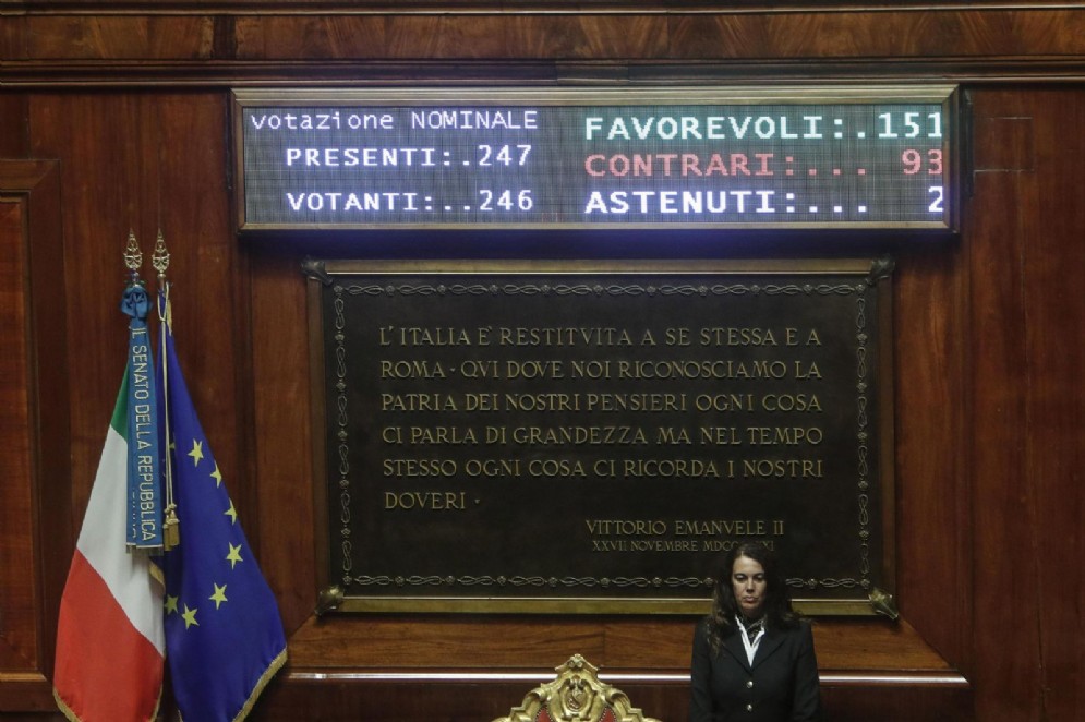 Tabellone elettronico del Senato con risultato del voto finale del decreto Milleproroghe