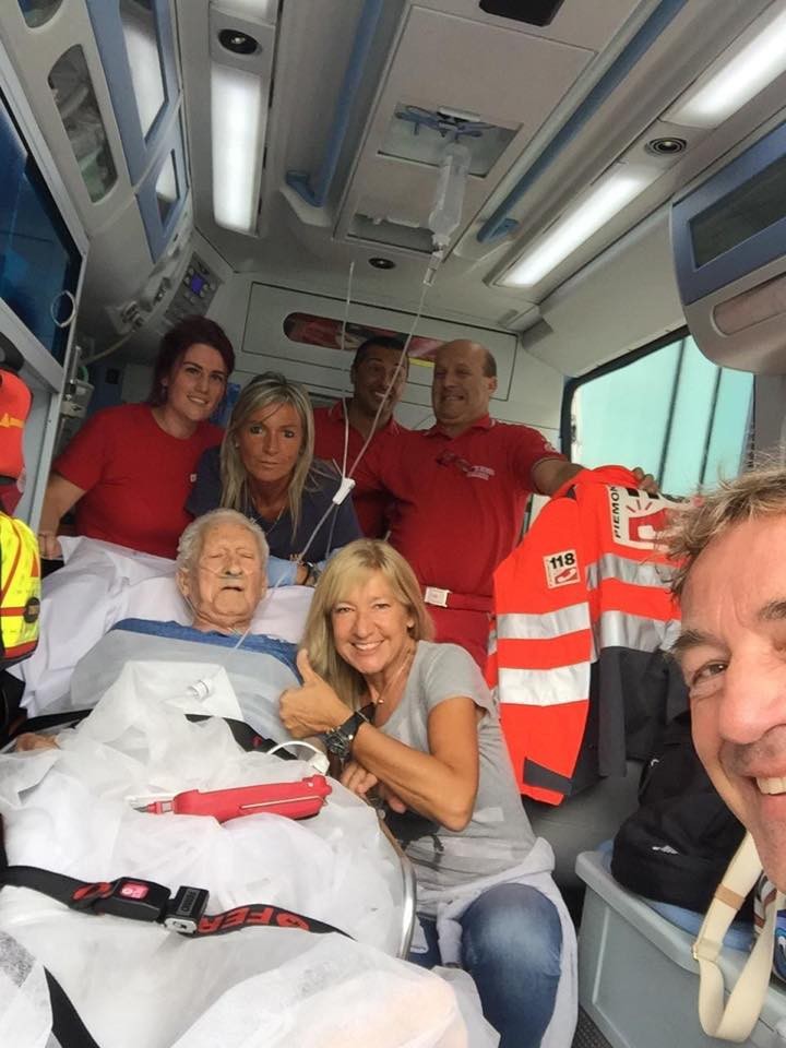 La foto del paziente in ambulanza al mare