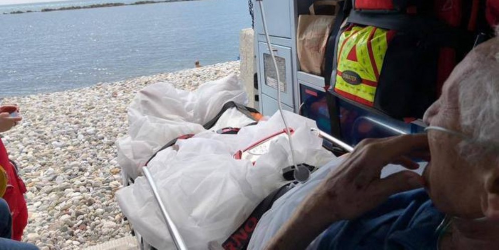 Pensionato di Ivrea vuole vedere il mare per l'ultima volta a Marina di Carrara
