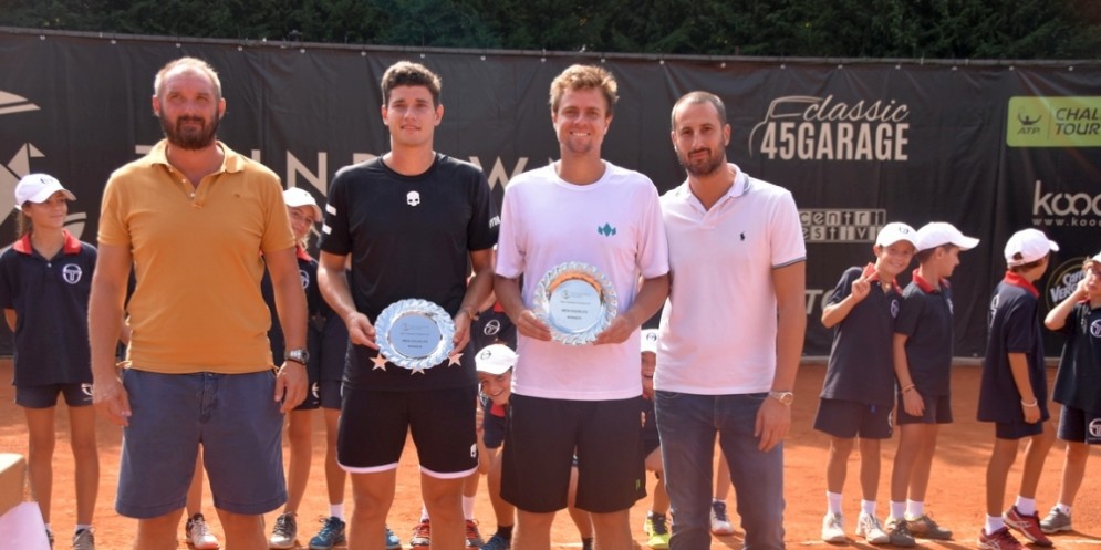 I vincitori del doppio con il direttore del torneo Lorenzo Lanza e lo sponsor Yuri Bodo