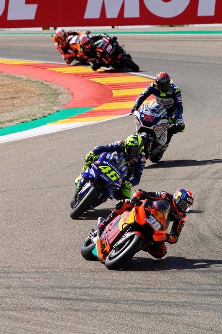 Valentino Rossi a centro gruppo
