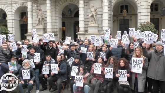 La protesta dei commercianti e residenti sotto Palazzo Civico
