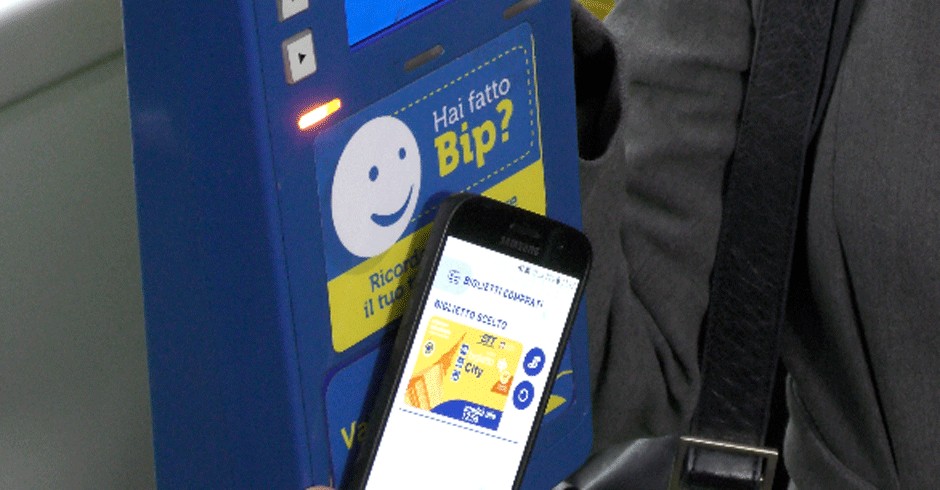 Lo smartphone vicino all'obliteratrice
