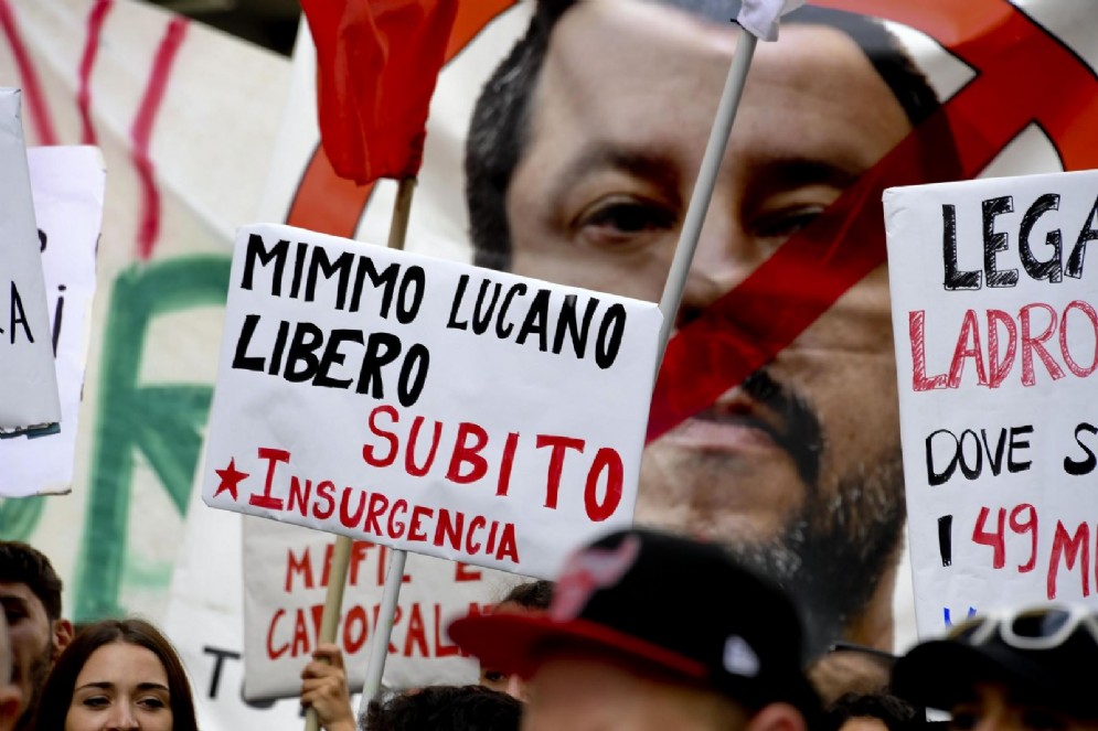 Manifesti di solidariet per Mimmo Lucano dei centri sociali. Napoli, 2 ottobre 2018