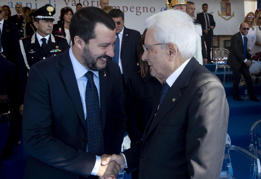 Il presidente della Repubblica Sergio Mattarella saluta il ministro dell'Interno Matteo Salvini