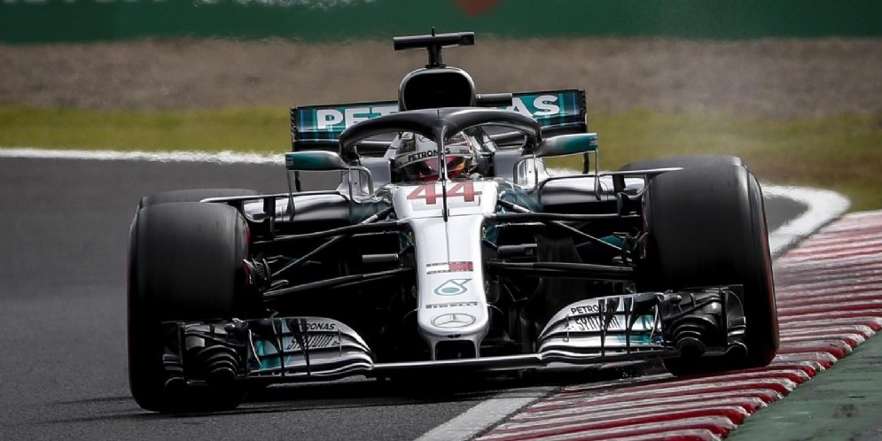 Lewis Hamilton in azione nel circuito di Suzuka