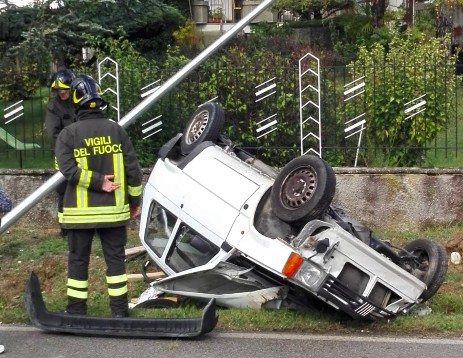 Panda va contro un palo poi finisce ruote all'aria nel fossato