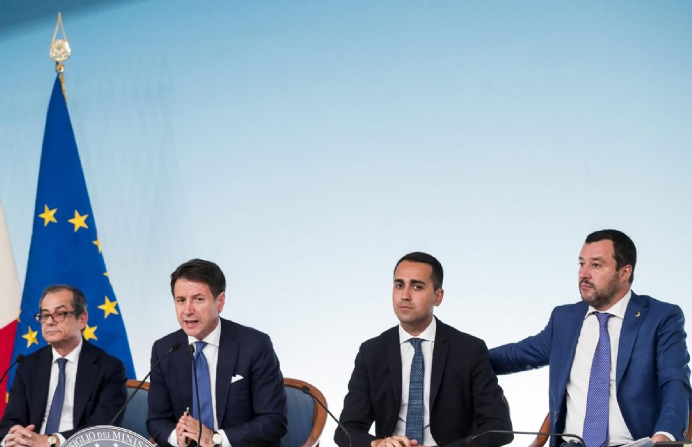 Il ministro dell'Economia Giovanni Tria, il premier Giuseppe Conte e i due vicepremier Luigi Di Maio e Matteo Salvini