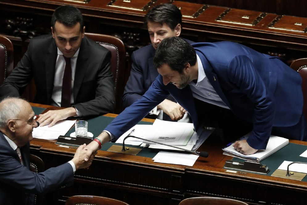 Il vicepremier e ministro dell'Interno Matteo Salvini con il ministro per gli Affari europei Paolo Savona
