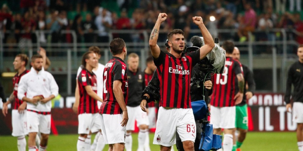 La gioia dei rossoneri dopo la vittoria contro la Roma