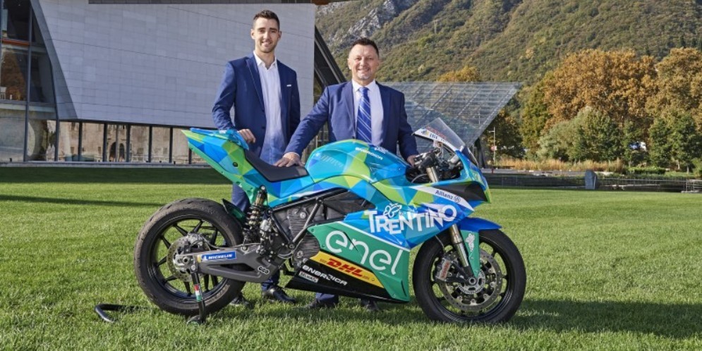 Matteo Ferrari e Fausto Gresini con la moto del Team Trentino Gresini MotoE