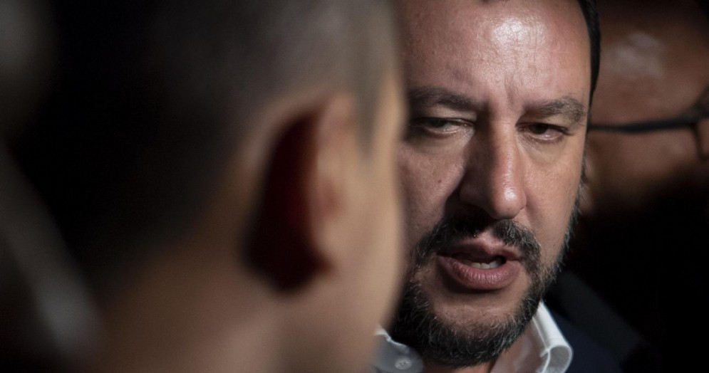 Il vicepremier e ministro dell'Interno Matteo Salvini parla con i giornalisti davanti a palazzo Chigi