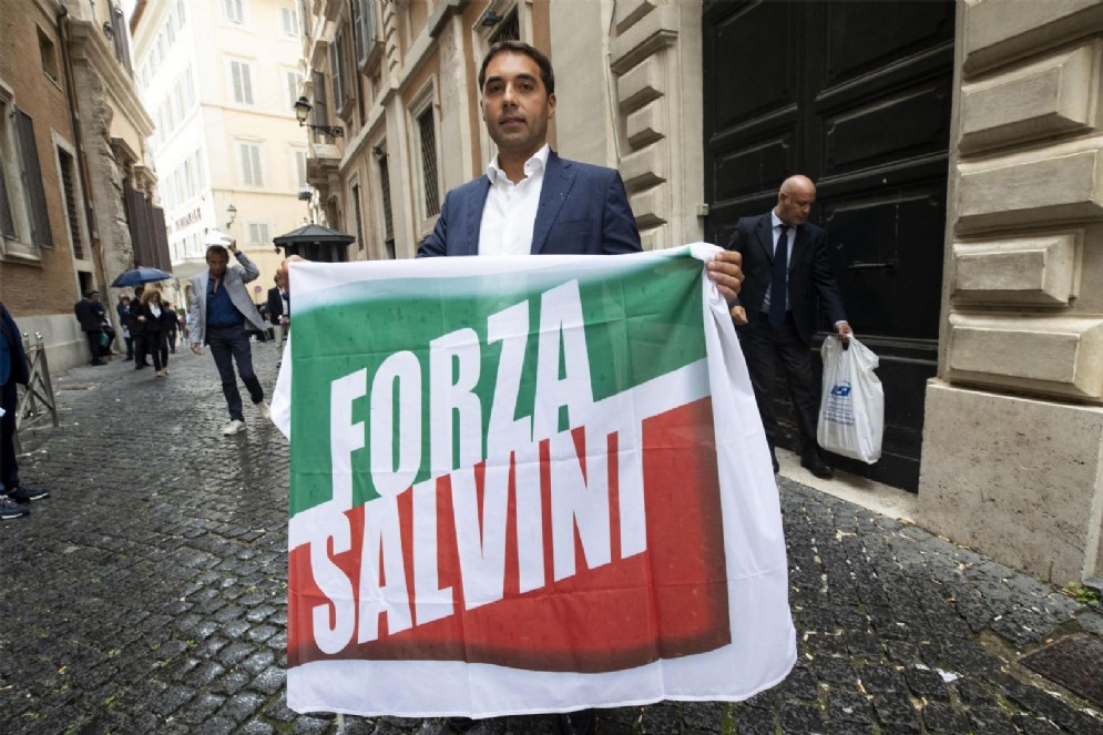 Pietro Spizzirri con la bandiera 'Forza Salvini'