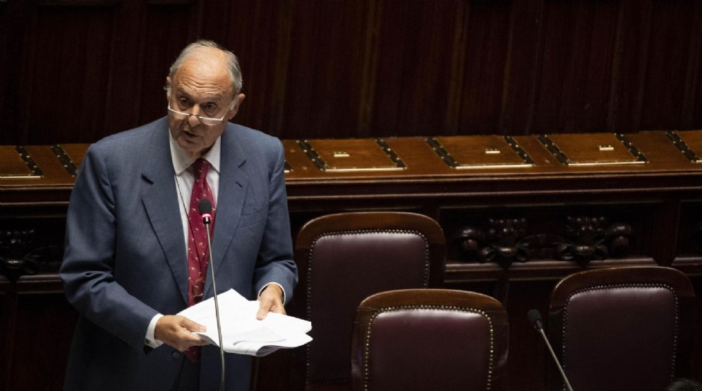 Il ministro per gli Affari Europei, Paolo Savona, durante la discussione Def alla Camera