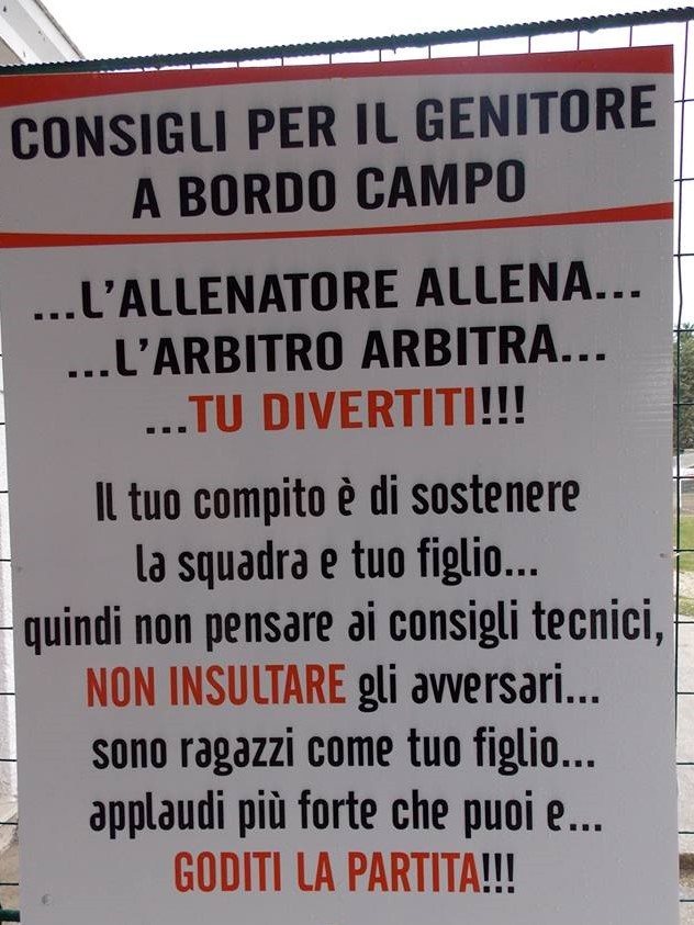 Papà si picchiano sugli spalti durante un'amichevole di under 12: notificato il Daspo