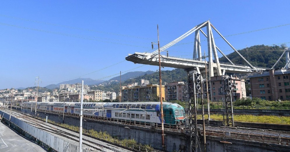 Il ponte Morandi dopo la riapertura di due linee ferroviarie passeggeri e due per il traffico merci verso il porto