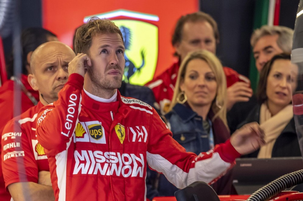 Sebastian Vettel all'interno del box