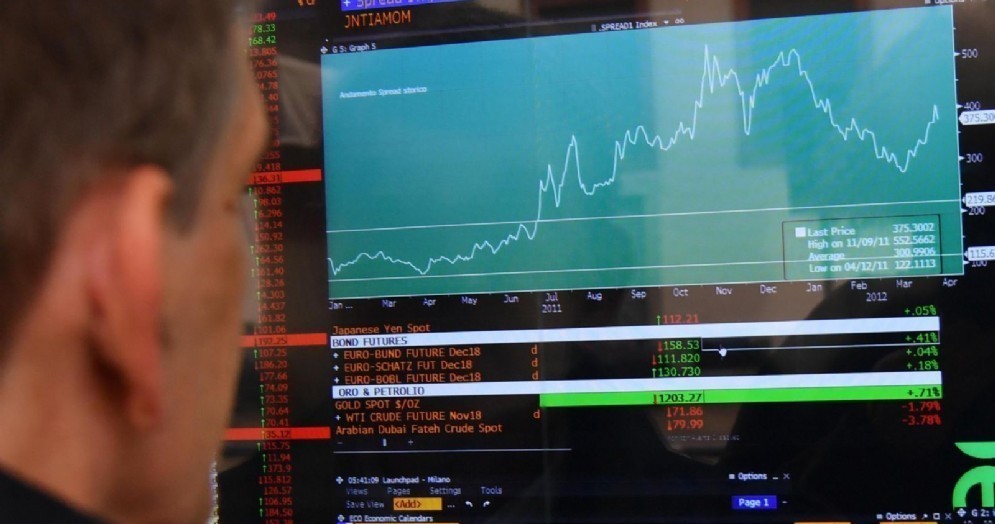 Lo schermo dello spread alla borsa di piazza Affari a Milano