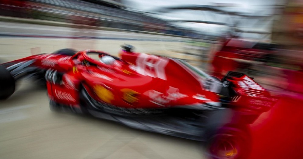 Sebastian Vettel esce dal box