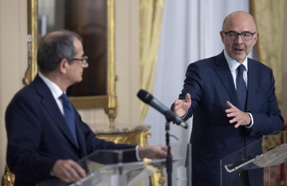 Il ministro dell'Economia Giovanni Tria durante la conferenza con il commissario Ue Pierre Moscovici. 18 Ottobre 2018