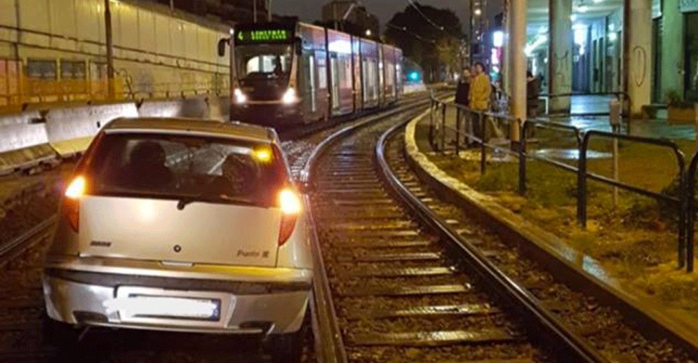 Auto «parcheggiata» sui binari del 4: il tram non può passare