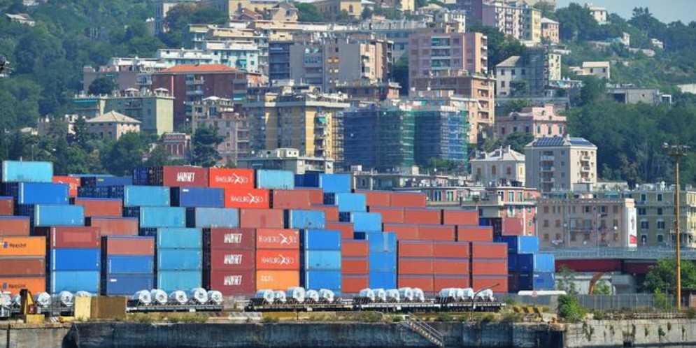 Container nel porto di Genova