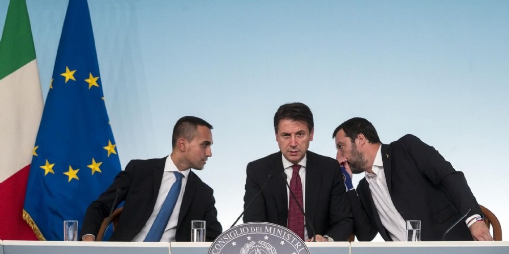 Il presidente del Consiglio Giuseppe Conte con i vicepremier Luigi Di Maio e Matteo Salvini