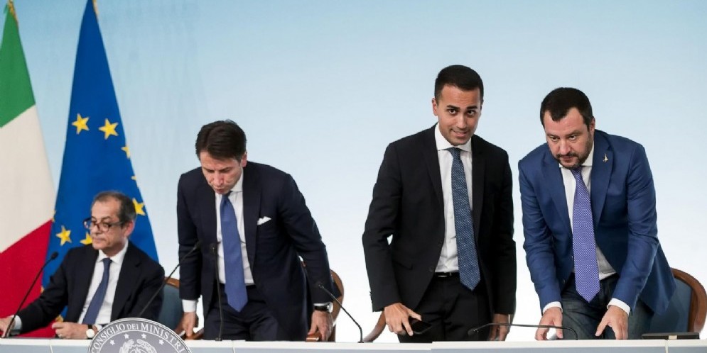 Il premier Giuseppe Conte con i due vicepremier Luigi Di Maio e Matteo Salvini e il ministro Giovanni Tria