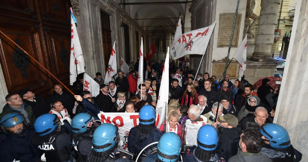 Manifestanti NoTav e SiTav davanti al comune di Torino durante il dibattito in consiglio comunale