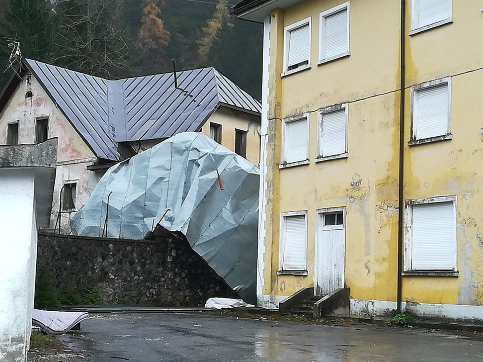 La copertura delle ex scuole medie a Cave