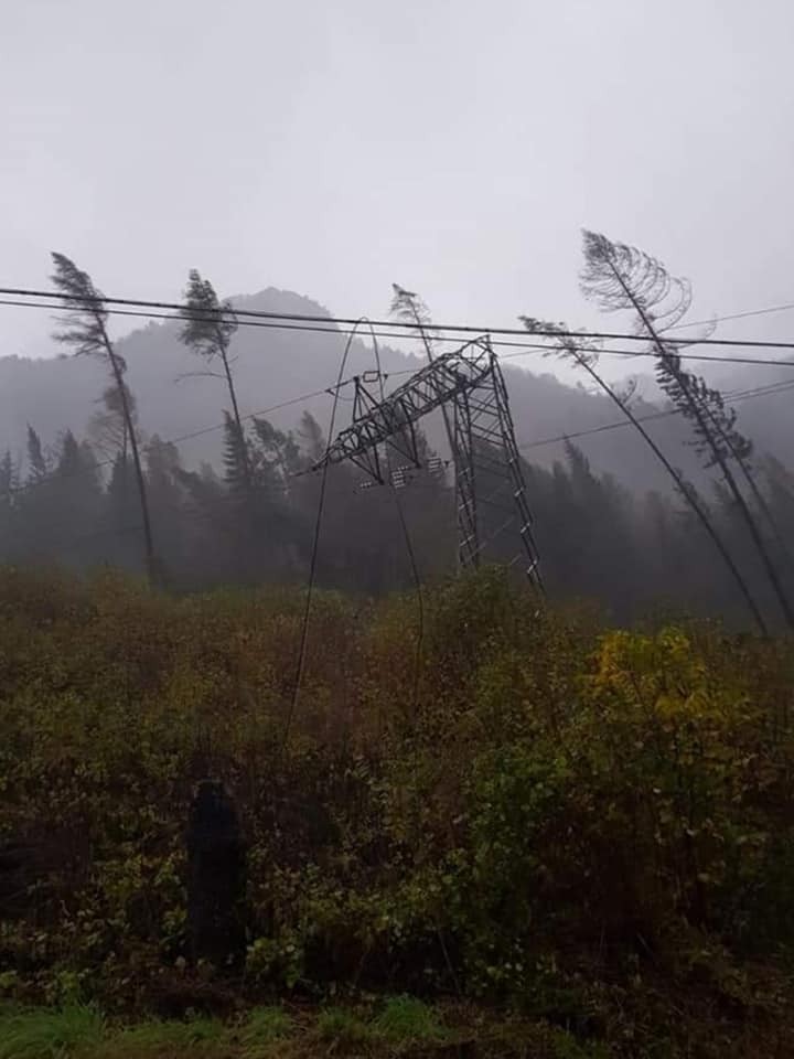 Spezzato un traliccio a Forni di Sotto