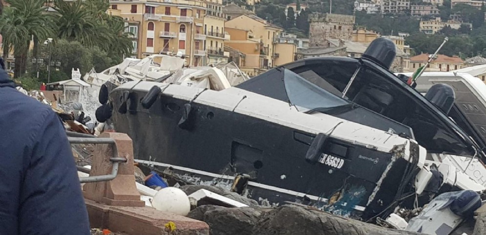 Gli yacht che si sono schiantati contro la costa a causa del cedimento della diga di contenimento al porto privato Carlo Riva di Rapallo