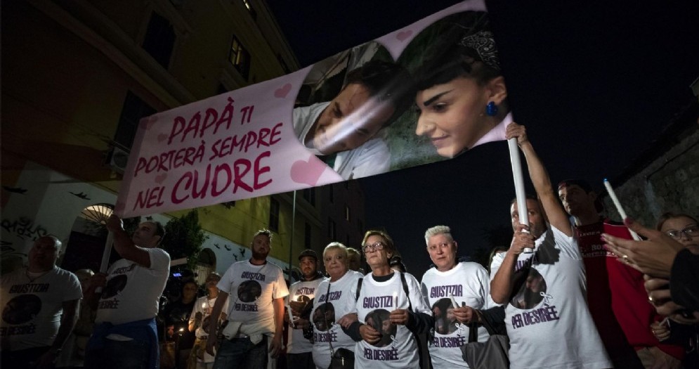 La nonna di Desirée Mariottini durante la fiaccolata davanti al luogo dove é stata trovata morta Desirée nel quartiere San Lorenzo a Roma