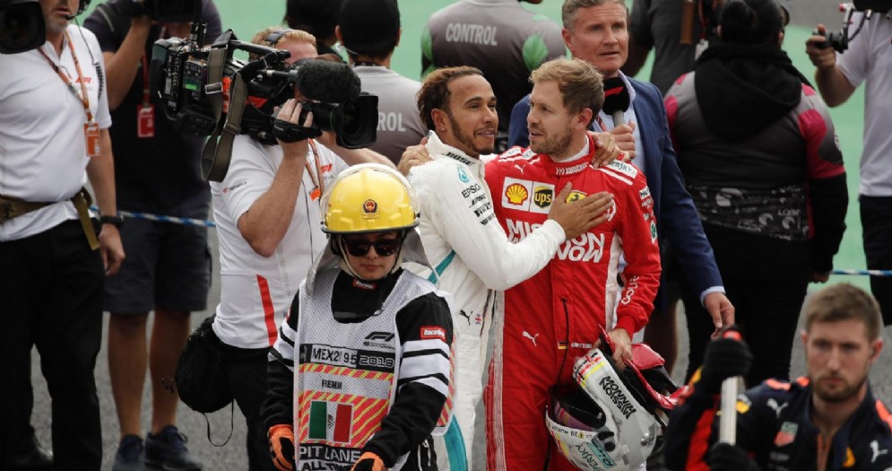 Lewis Hamilton e Sebastian Vettel alla fine del GP del Messico che ha visto il pilota inglese vincere il 5 titolo mondiale