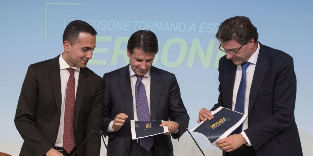 Il vicepremier e ministro del Lavoro e dello Sviluppo Economico Luigi Di Maio con il premier Giuseppe Conte e il sottosegretario Giancarlo Giorgetti