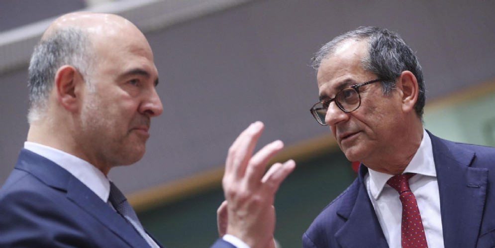 Il presidente della Commissione Pierre Moscovici con Giovanni Tria a Bruxelles