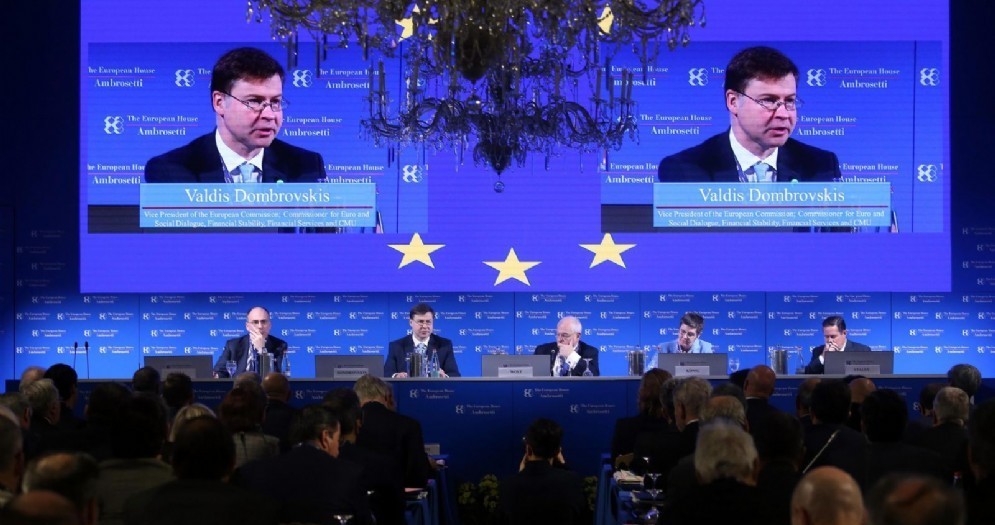 Sullo schermo Valdis Dombrovskis, vicepresidente della Commissione europea Affari Economici