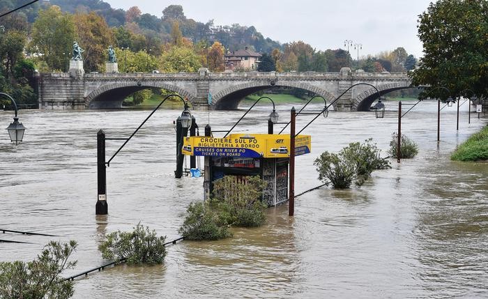 Il Po esce dagli argini a Torino