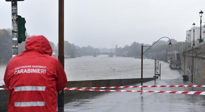 Il Po esce dagli argini a Torino