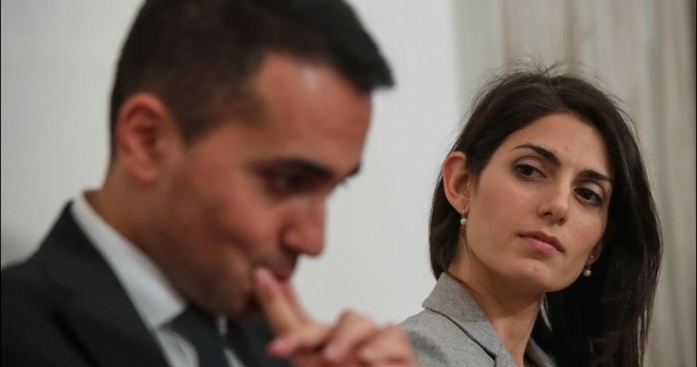 Il vicepremier e ministro del Lavoro e dello Sviluppo Economico Luigi Di Maio e la sindaca di Roma Virginia Raggi