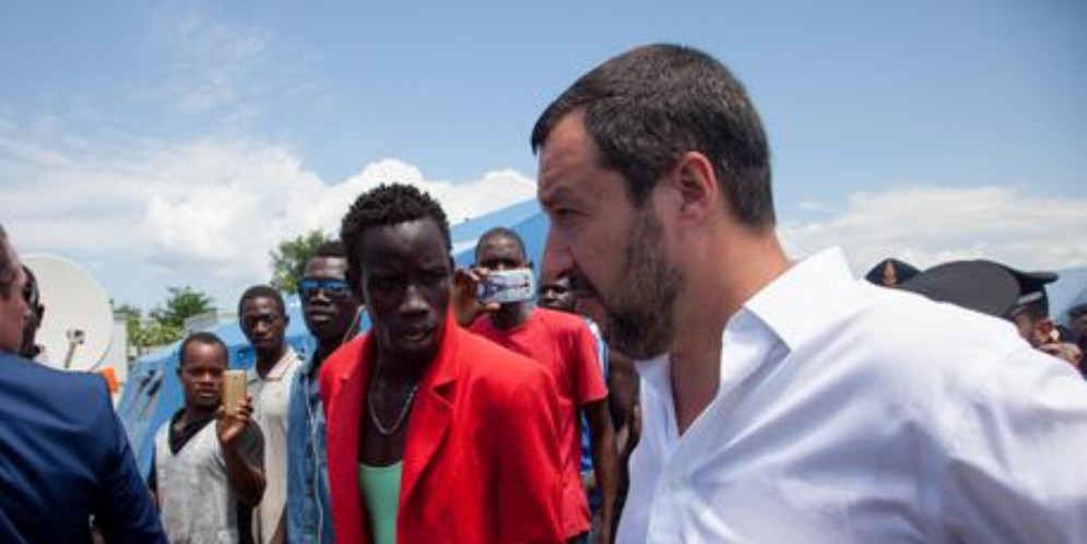 Il ministro dell'Interno Matteo Salvini in un centro di accoglienza