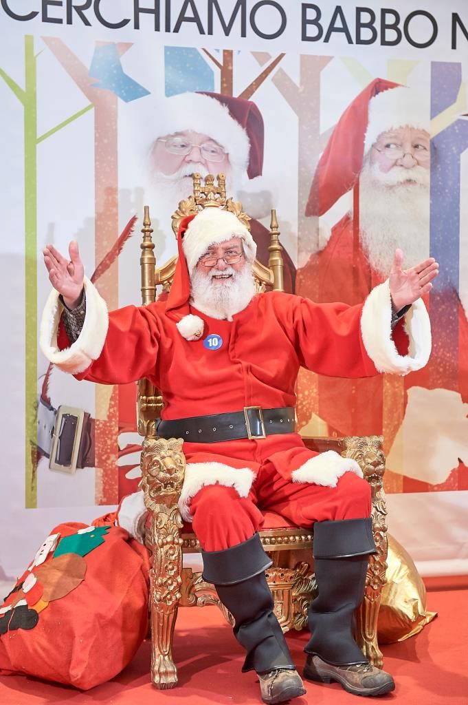 A.A.A. aiutante di Babbo Natale cercasi: «2.000 euro netti per 11 giorni di lavoro»