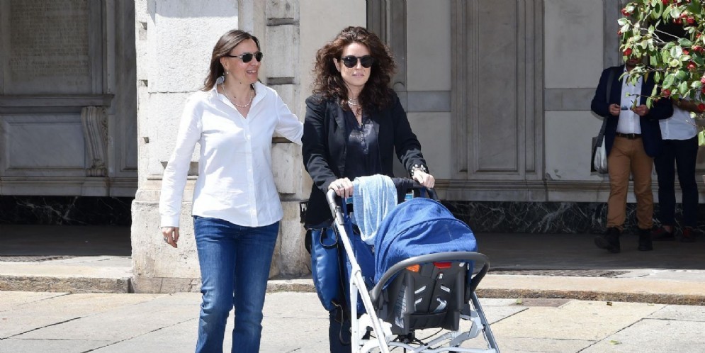 Chiara Foglietta e Micaela Ghisleni escono dal municipio di Torino dopo aver registrato all'anagrafe il figlio Niccolò Pietro, Torino, 23 Aprile 2018