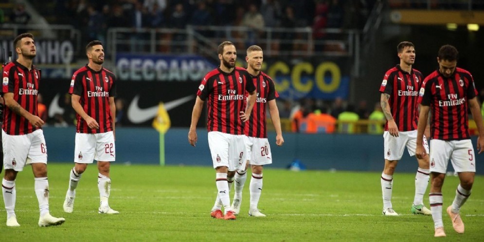 Tutto lo scoramento dei calciatori del Milan