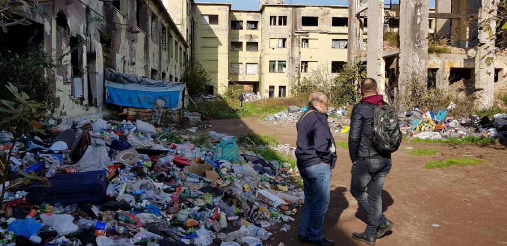 Giornalisti all'interno dell'ex fabbrica Penicillina di Roma